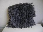 grijs sierkussen met soort lussen van unique van 45x40cm, Huis en Inrichting, Woonaccessoires | Kussens, Ophalen of Verzenden