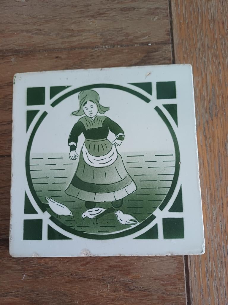 Oud Jugendstil Tegeltje met Meisje en Vogels, Antiek en Kunst, Antiek | Wandborden en Tegels, Ophalen of Verzenden