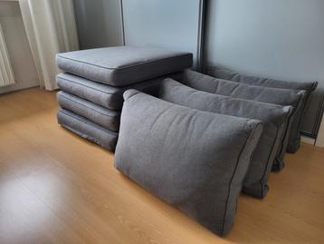 Set van 4 zitkussens en 4 rugkussens.
 beschikbaar voor biedingen
