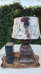 Vintage lamp, schemerlamp met vacht kap, robuuste voet, Gebruikt, Vintage, Hout, Ophalen of Verzenden