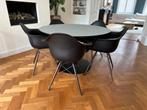 Set van &Tradition tafel en 5x Vitra kuip stoelen nieuwstaat, Huis en Inrichting, Ophalen, Zo goed als nieuw, Vijf personen of meer