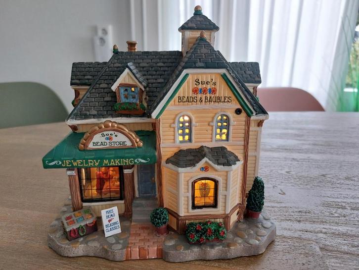 Kersthuisje LEMAX Sue's bread store jewelry making, Diversen, Kerst, Zo goed als nieuw, Ophalen of Verzenden