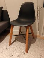 Zwarte stoel met houten poten, Huis en Inrichting, Stoelen, Gebruikt, Zwart, Ophalen of Verzenden, Eén