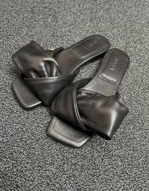 Zwarte leren Josh V slippers maat 37 in nieuwstaat, Kleding | Dames, Schoenen, Zo goed als nieuw, Slippers, Zwart, Ophalen of Verzenden