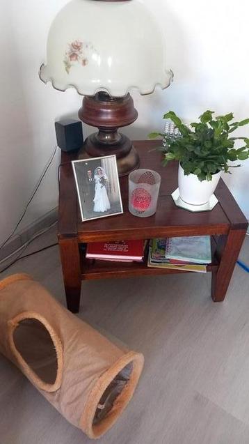 Gratis tafeltje  beschikbaar voor biedingen