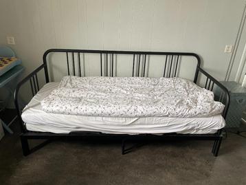 IKEA FYRESDAL bedbank zwart – zo goed als nieuw beschikbaar voor biedingen