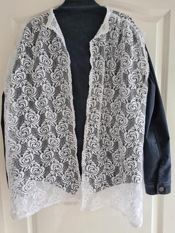 Wit kanten jasje vest beschikbaar voor biedingen