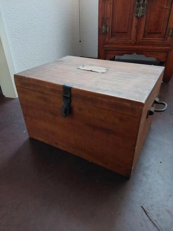 Mooie oude kist - tafel bijzettafel kist etc beschikbaar voor biedingen