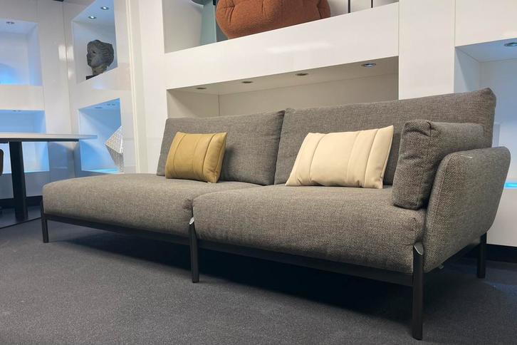 Leolux Enna bank B 260 showmodel, Huis en Inrichting, Banken | Bankstellen, Zo goed als nieuw, Vierpersoons of meer, 75 tot 100 cm