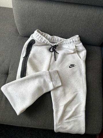 Nike Tech broek “white” maat S beschikbaar voor biedingen