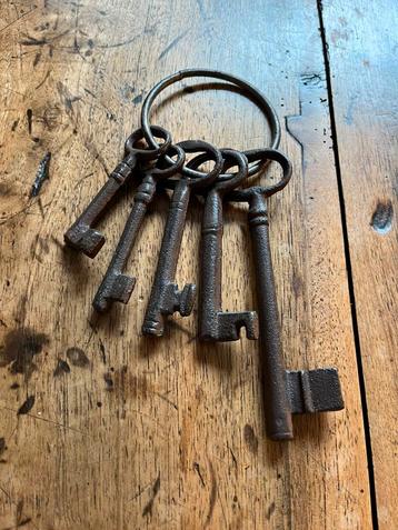 Antieke sleutels met ring vijf stuks Van slot of kasteel. beschikbaar voor biedingen
