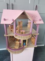 Houten roze poppenhuis met houten meubels, Zo goed als nieuw, Ophalen