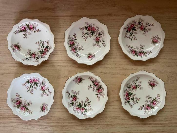 Royal Albert Lavender Rose petit four / bonbonschaaltjes, Huis en Inrichting, Woonaccessoires | Schalen en Manden, Gebruikt, Schaal