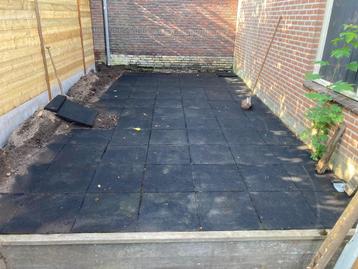 Rubber tegels 50x50x4 incl. verbindingspennen / 18m2 beschikbaar voor biedingen
