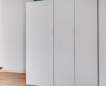 Witte kast in goede staat beschikbaar voor biedingen