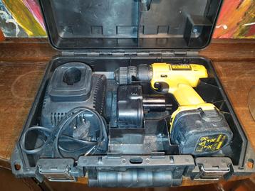 Schroefboormachine: Dewalt 12V, Lader 2xAccu Kist beschikbaar voor biedingen