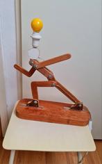 Tafellamp schaatser sportlamp hout uniek kunstwerk, Ophalen, Gebruikt, Uniek design sport, Minder dan 50 cm
