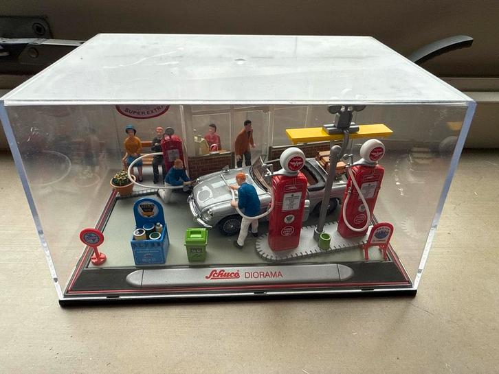 Schuco Diorama Tankstation met Figuren en Auto, Verzamelen, Stripfiguren, Zo goed als nieuw, Beeldje of Figuurtje, Overige figuren