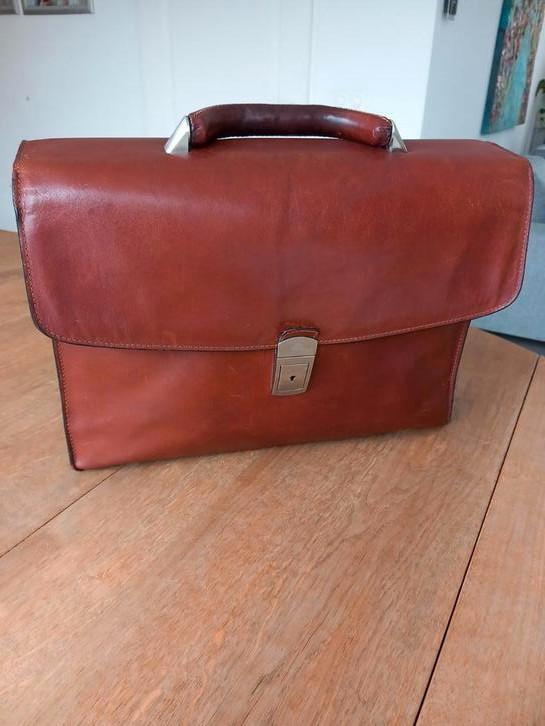 TONY PEROTTI aktetas tweevaks cognacbruin ., Sieraden, Tassen en Uiterlijk, Tassen | Schooltassen, Zo goed als nieuw, Aktetas of Boekentas