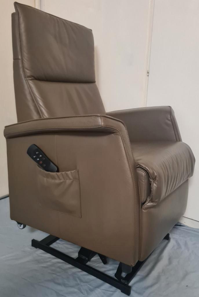 Elektrisch Sta-op relaxfauteuil Echt Leer
elektrisch hoogte, Huis en Inrichting, Fauteuils, Zo goed als nieuw, Leer, 50 tot 75 cm
