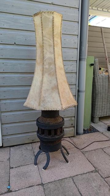 Varkensblaas, perkament en lamp 106cm hoog.  beschikbaar voor biedingen