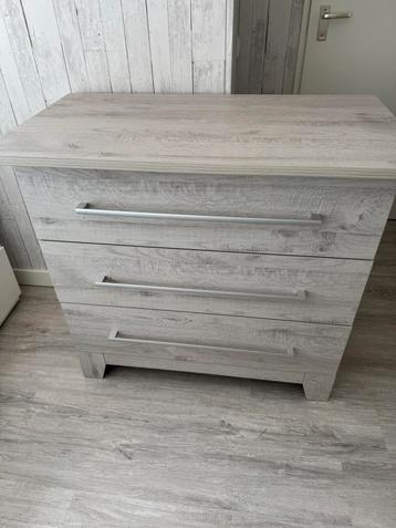Super mooie commode beschikbaar voor biedingen