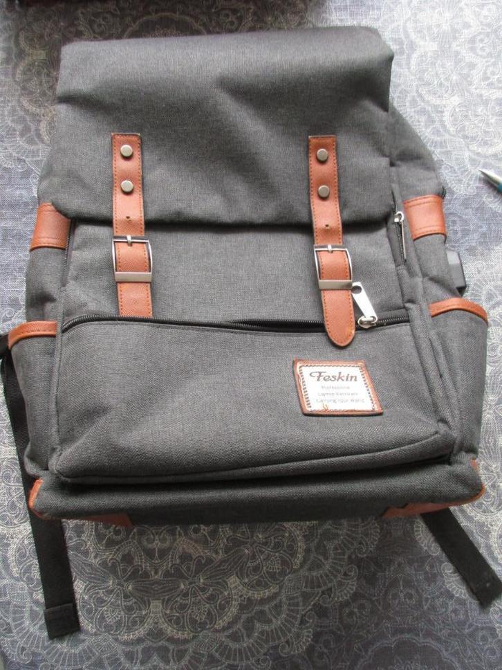 grijze FESKIN Laptop rugtas ( 1 drukknoop weg), Sieraden, Tassen en Uiterlijk, Tassen | Rugtassen, Overige merken, Ophalen of Verzenden