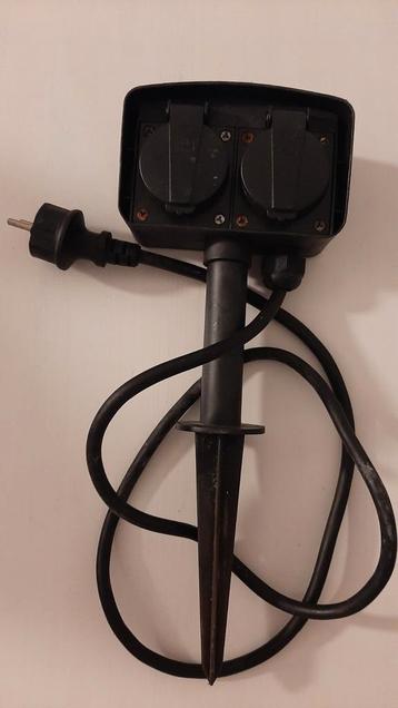 Grondsteker met 2 stopcontacten beschikbaar voor biedingen