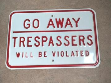Metalen waarschuwingsbord Go Away beschikbaar voor biedingen