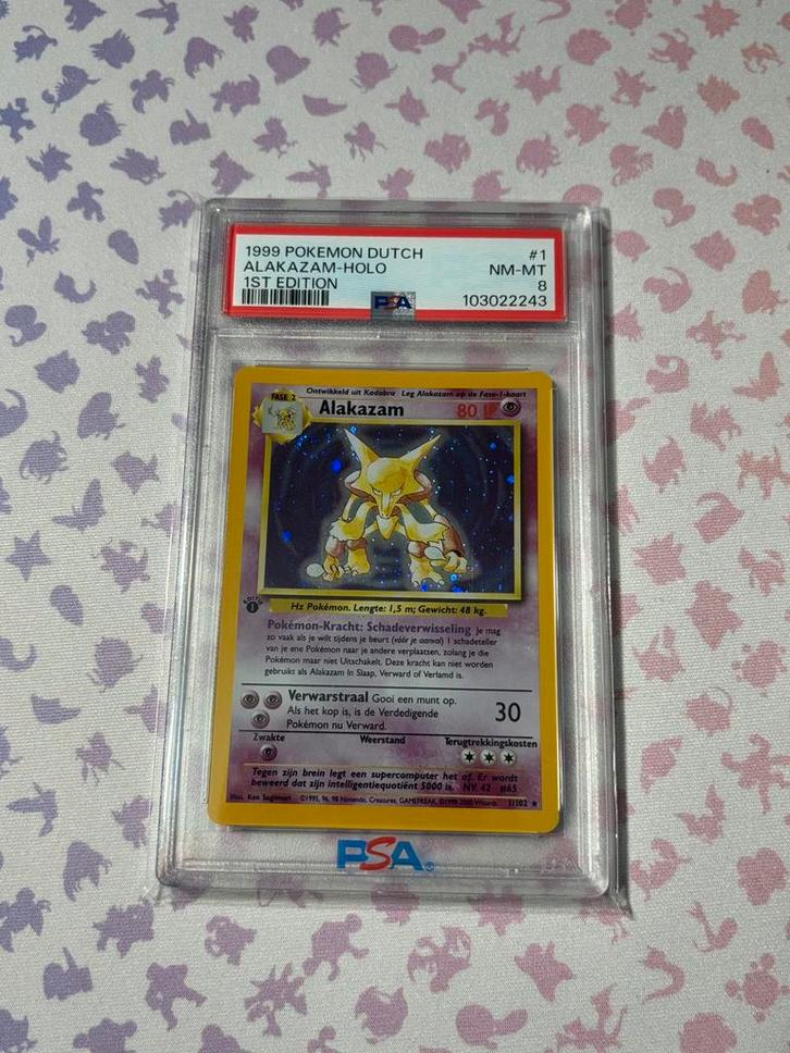 PSA 8 ALAKAZAM HOLO 01 DUTCH FIRST EDITION BASE SET 1, Hobby en Vrije tijd, Verzamelkaartspellen | Pokémon, Verzenden