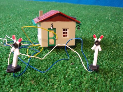 electrische AHOB overweg + werkende knipperlichtinstallatie, Hobby en Vrije tijd, Modeltreinen | H0, Nieuw, Rails, Gelijkstroom