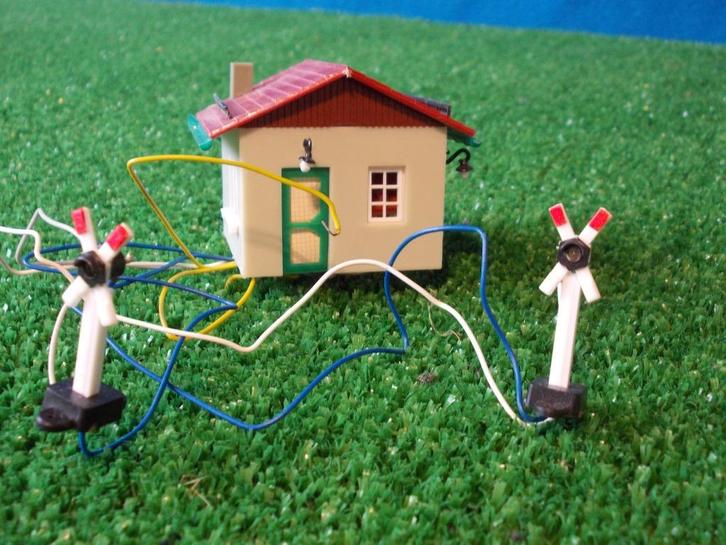 electrische AHOB overweg + werkende knipperlichtinstallatie, Hobby en Vrije tijd, Modeltreinen | H0, Nieuw, Rails, Gelijkstroom