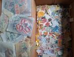 Doos postzegels wereld, Postzegels en Munten, Postzegels | Volle albums en Verzamelingen, Ophalen of Verzenden