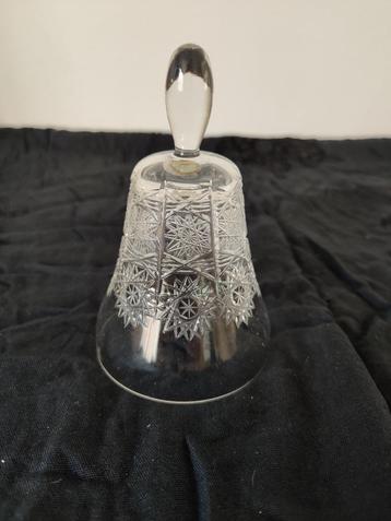 Kristallen bel met ets motief beschikbaar voor biedingen