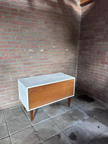 Vintage houten kastje met klep – karaktervol en stevig! beschikbaar voor biedingen