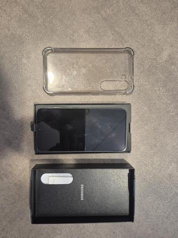 Samsung Galaxy S23 256GB met doosje en hoesje zgan beschikbaar voor biedingen