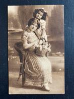 Moeder en dochter in een rieten stoel (KA), Gelopen, Kinderen, Ophalen of Verzenden, Voor 1920