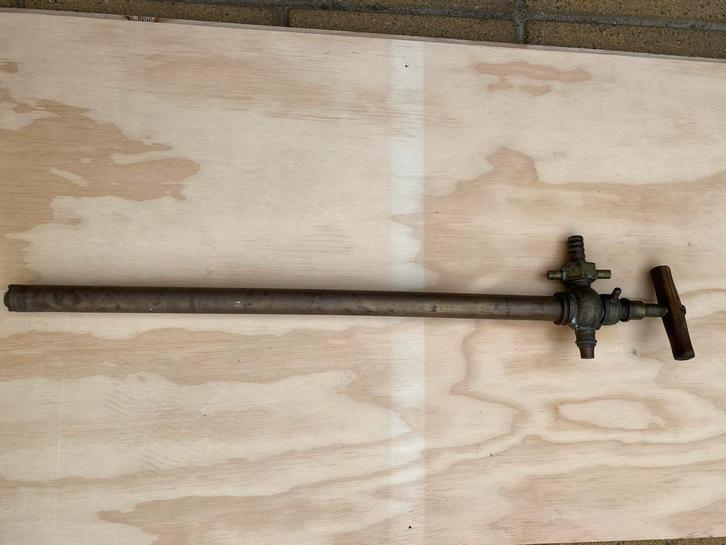 Oude messing pomp met houten handvat, Antiek en Kunst, Antiek | Koper en Brons, Ophalen of Verzenden