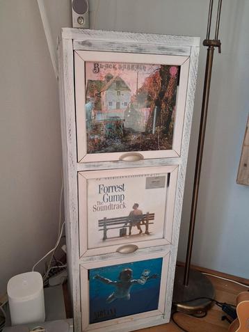 Houten kastje met 3 schuiflades beschikbaar voor biedingen