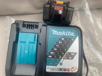 Makita 18v accu , snellader beschikbaar voor biedingen
