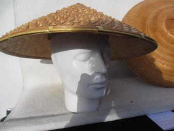 Een traditioneel gevlochten strohoed uit China beschikbaar voor biedingen