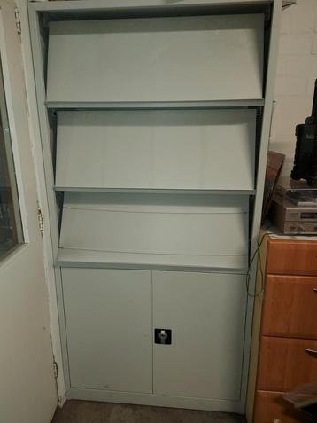 grijze folderkast, 3 verdiepingen A4 , onderkant deurtjes beschikbaar voor biedingen