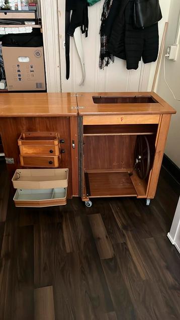 Naaimachine tafel ( inklapbaar) beschikbaar voor biedingen