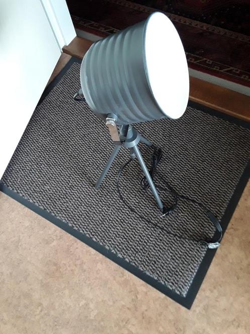 Industriële grijze metalen Tafellamp op 3 pootjes, Huis en Inrichting, Lampen | Tafellampen, Zo goed als nieuw, Minder dan 50 cm
