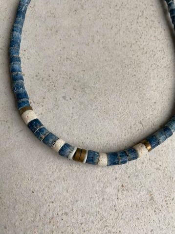 Blauwe kralen ketting beschikbaar voor biedingen