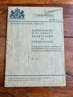 Nederlands KNIL KL voorschrift kaartlezen terrein 1947, Verzamelen, Militaria | Tweede Wereldoorlog, Verzenden, Nederland, Embleem of Badge
