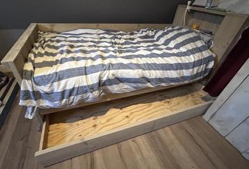 Steigerhouten bed (compleet incl lattenbodem en matras) beschikbaar voor biedingen