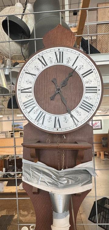 Vintage antiek wandklok beschikbaar voor biedingen
