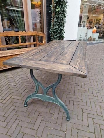 Toffe tafel met gietijzeren onderstel "Brooklyn New York"