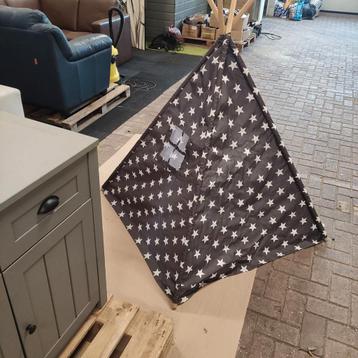 Speeltent met sterren beschikbaar voor biedingen